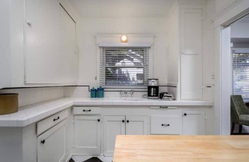 Whittier Casa | Uptown Whittier Bungalow; near Disney, DTLA, Universal Family/dog friendly.