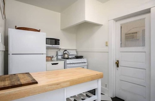 Whittier Casa | Uptown Whittier Bungalow; near Disney, DTLA, Universal Family/dog friendly.