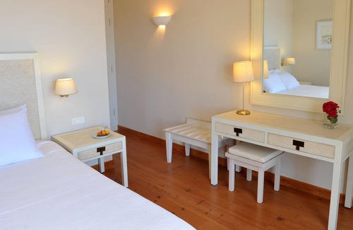 Evgiros Villa | Boutique, villa privada de piedra Eos, con piscina, jacuzzi, impresionantes vistas al mar
