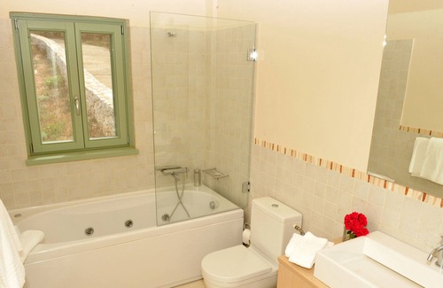 Evgiros Villa | Boutique, villa privada de piedra Eos, con piscina, jacuzzi, impresionantes vistas al mar