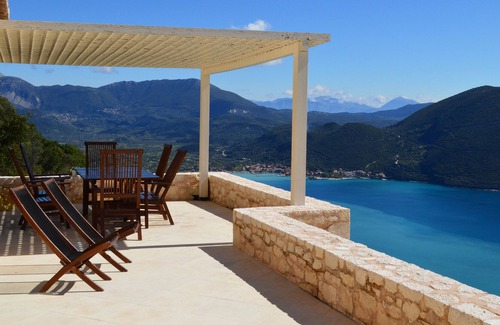 Evgiros Villa | Boutique, villa privada de piedra Eos, con piscina, jacuzzi, impresionantes vistas al mar