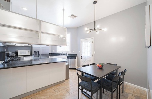Davis Tract Casa | Urban 3BR 7-mins to Oakland Airport