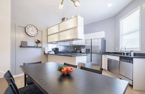 Davis Tract Casa | Urban 3BR 7-mins to Oakland Airport
