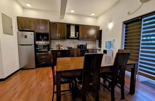 Negombo Apartamento | Urban 3BR Apt Hi-Speed Wi-Fi Roof Top Pool & Gym