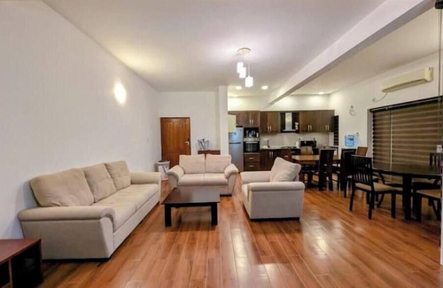 Negombo Apartamento | Urban 3BR Apt Hi-Speed Wi-Fi Roof Top Pool & Gym