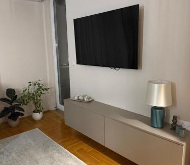 Kraljevo Apartamento | Urban Apartman-privatan parking-