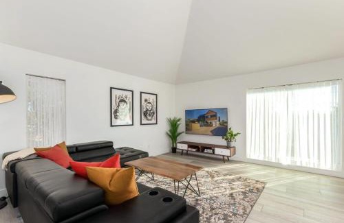 Garfield Casa | Urban Art Loft - Historic DT Phoenix-Chefs Kitchen
