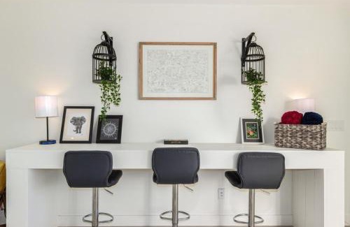 Garfield Casa | Urban Art Loft - Historic DT Phoenix-Chefs Kitchen