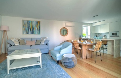 Estoril Apartamento | Moderno 2 dormitorios en Estoril, capacidad para 6 - 2 minutos a pie de playa, estacionamiento privado