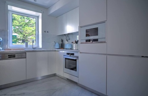 Estoril Apartamento | Moderno 2 dormitorios en Estoril, capacidad para 6 - 2 minutos a pie de playa, estacionamiento privado