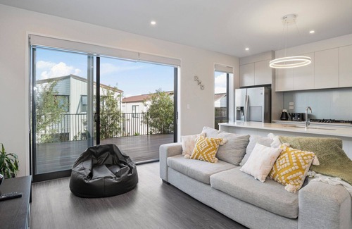 Silverdale Cabaña | Urban Bliss - Silverdale Holiday Home
