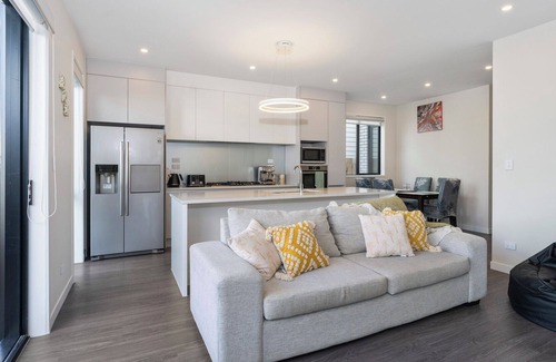Silverdale Cabaña | Urban Bliss - Silverdale Holiday Home