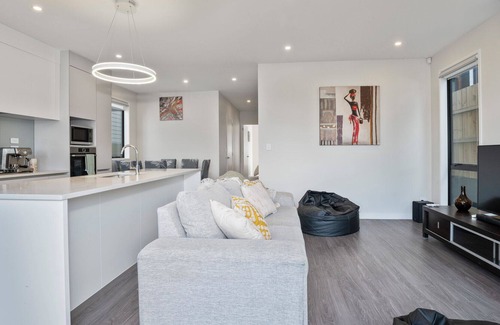 Silverdale Cabaña | Urban Bliss - Silverdale Holiday Home