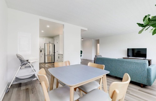 Aurora Highlands Apartamento | Urban Charm: 2BR Modern Retreat Close to Downtown