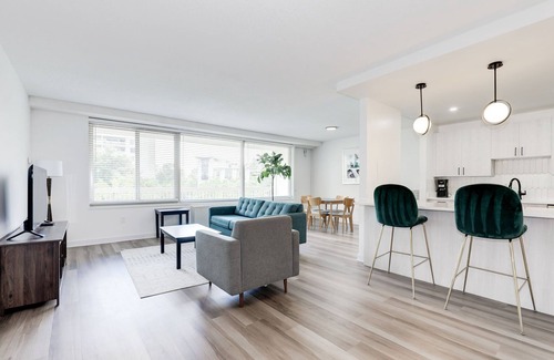 Aurora Highlands Apartamento | Urban Charm: 2BR Modern Retreat Close to Downtown