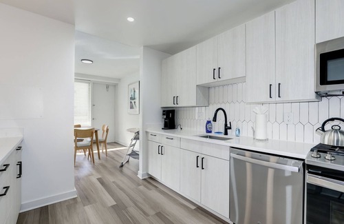 Aurora Highlands Apartamento | Urban Charm: 2BR Modern Retreat Close to Downtown