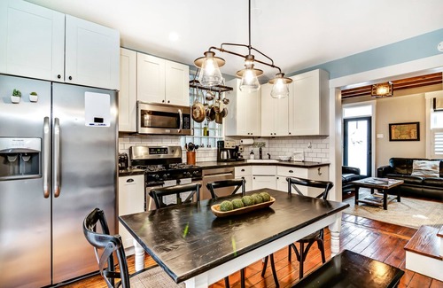 Center City Casa | Urban Charm! 4BR/2BR Retreat w/Patio & Parking