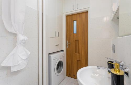 Mirow Apartamento | Urban Chic - Cozy One-Bedroom in Warsaws Vibrant Center, Żelazna Street