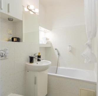 Mirow Apartamento | Urban Chic - Cozy One-Bedroom in Warsaws Vibrant Center, Żelazna Street