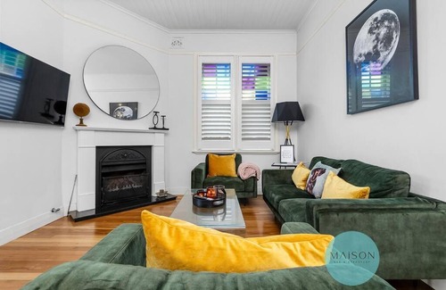 Wickham Casa | 'Urban Chic on Grey' - 3 Bedroom Retreat in Wickham