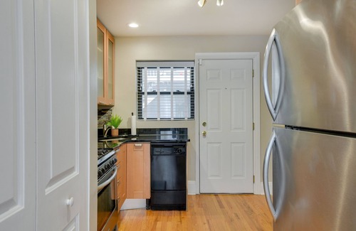 Rogers Park Condominio | Urban Chicago Vacation Rental Condo Near Beach!
