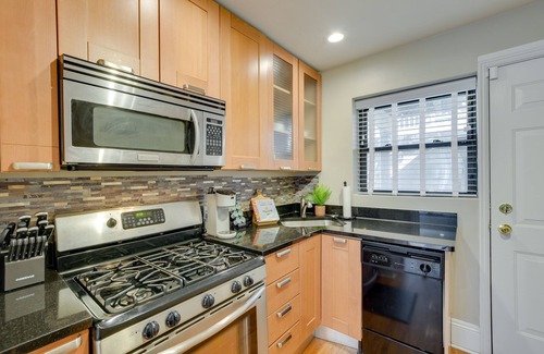 Rogers Park Condominio | Urban Chicago Vacation Rental Condo Near Beach!