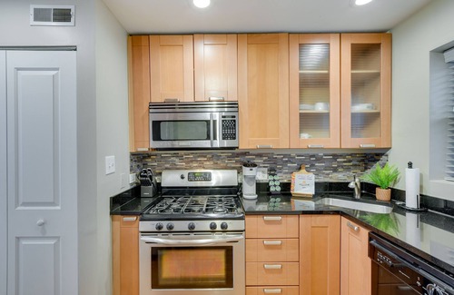 Rogers Park Condominio | Urban Chicago Vacation Rental Condo Near Beach!