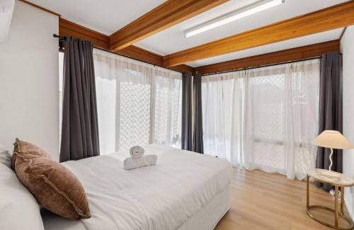 Robertson Casa | Urban Comfort Cozy and Convenient with a Shared Pool
