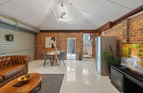 Robertson Casa | Urban Comfort Cozy and Convenient with a Shared Pool