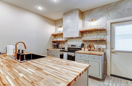 Downtown Casa | Urban Cottage: Downtown Bryan near Texas A&M!