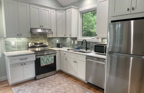 Durham Cabaña | Urban cottage steps from Duke and 9th St - brand new house