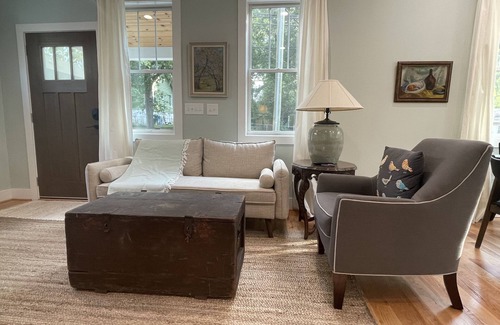Durham Cabaña | Urban cottage steps from Duke and 9th St - brand new house