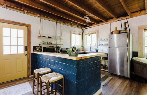 Govalle Casa | Urban Cottage. Walkable. Sweet Spring Stay