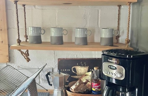 Govalle Casa | Urban Cottage. Walkable. Sweet Spring Stay