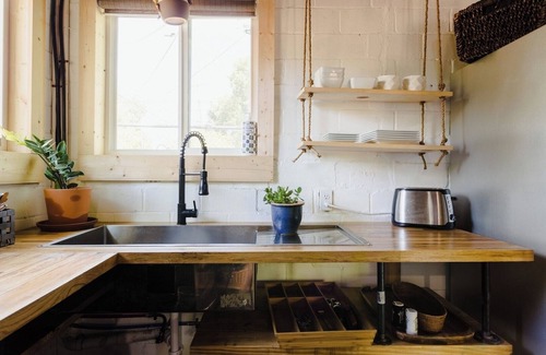 Govalle Casa | Urban Cottage. Walkable. Sweet Spring Stay