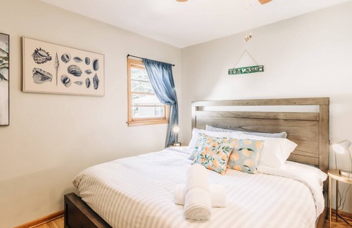 Southwest Minneapolis Casa | Urban Delightful Retreat: King Bed | BBQ Grill