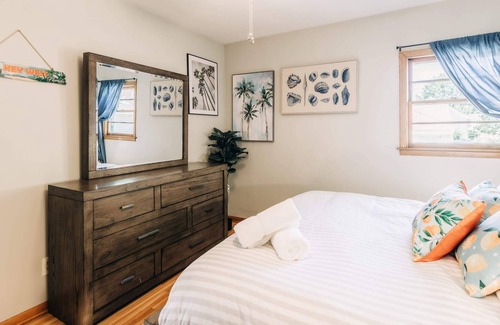 Southwest Minneapolis Casa | Urban Delightful Retreat: King Bed | BBQ Grill