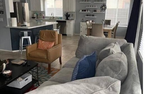 Rancho Gabriela Casa | Urban “Desert Oasis” Cheerful Residential Home
