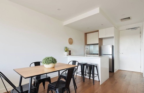 Geelong Apartamento | Urban Drift Cosy Balcony Nook near Waterfront