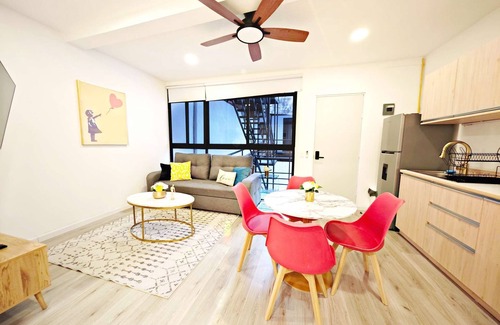 Granada Apartamento | Elegancia Urbana: Amplio Loft con Cama King
