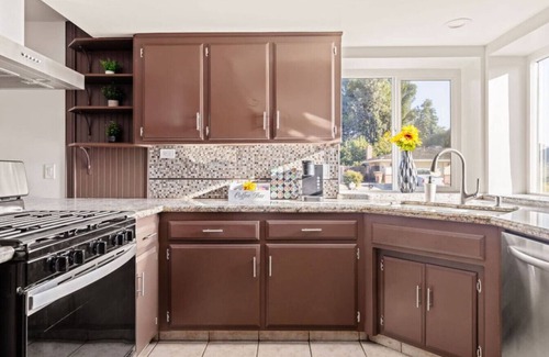 Greenacres Casa | Urban Escape - Massive Escape in Central Bakersfield! Close to The Market!!