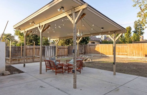 Greenacres Casa | Urban Escape - Massive Escape in Central Bakersfield! Close to The Market!!