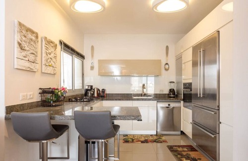Tel Aviv Apartamento | Urban Gem with Outdoor Lounge