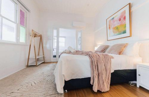 Booval Casa | Urban Getaway Colonial 6 beds 2 bath aircon pet family