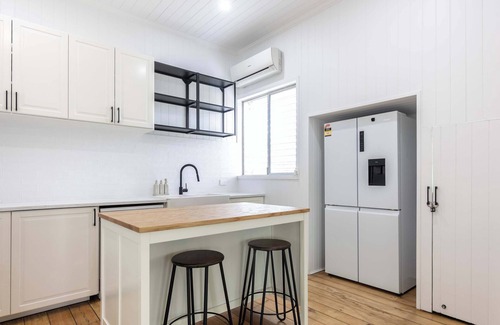 Booval Casa | Urban Getaway Colonial 6 beds 2 bath, aircon, pet, family