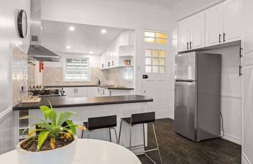 Newtown Casa | Urban Getaway Ipswich 4 x ensuite bath