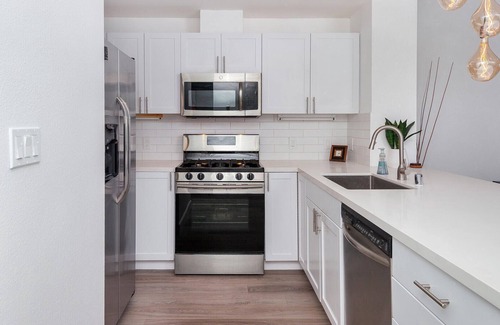 Downtown San Diego Condominio | Urban Hi-Tech 2 BR Escape in Little Italy~Near Bay, Gas Lamp & Beaches!