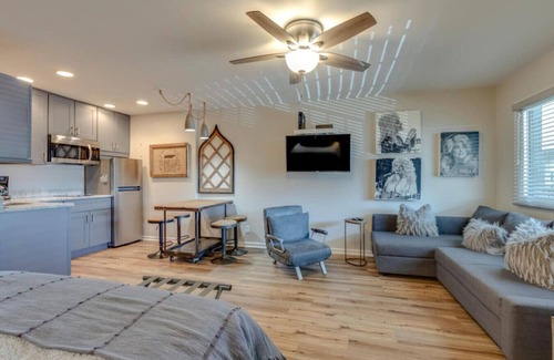 Melrose Apartamento | Urban Hideaway: Cozy Studio with Pool Access
