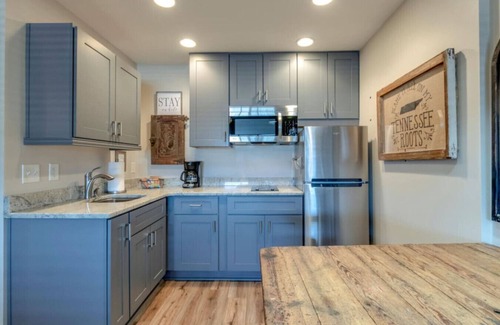 Melrose Apartamento | Urban Hideaway: Cozy Studio with Pool Access