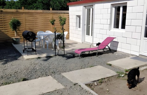 Saumur Casa | Urban Holiday Home with Tree-Filled Garden